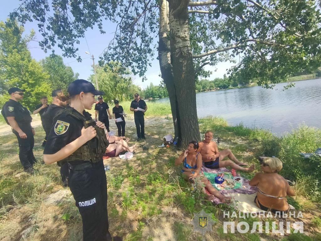 Нарушают запрет на купание в водоемах жители Харькова   